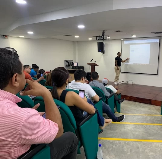 Conferencista Colombiano en marketing y emprendimiento